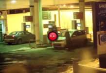 Жінка на заправці поливала з шланга лобове скло автомобіля