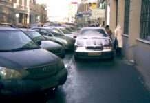 Місце машин на дорозі, а не на тротуарі