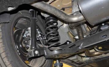 Чому скрипить підвіска-причини і що робити?