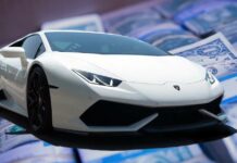Блогер вирішив заплатити за lamborghini купюрами в 1 долар. Ось, що з цього вийшло