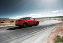 Tesla випустити повний автопілот через два тижні