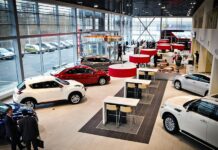 Середня ціна на новий автомобіль в росії перевищила позначку в два мільйони рублів