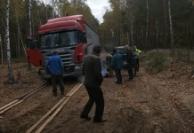 Грибники знайшли посеред лісу застряглого далекобійника