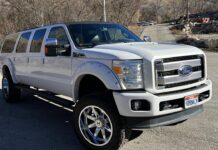 Позашляховик ford перетворили в лімузин і продають за 4,5 мільйона рублів