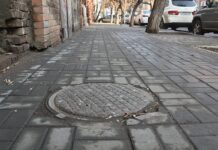 Таксисти займалися крадіжками чавуну, потрапивши на каналізаційних люках