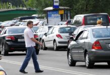 У росії хочуть штрафувати пішоходів за користування смартфоном при переході дороги