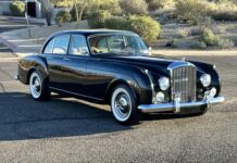 Руль Мастера suspensа: Bentley Хичкока на аукционе