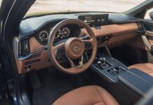 Mazda CX-90 Turbo S Premium Plus 2024: Гармония Технологий и Классики в Интерьере