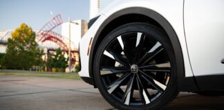 Toyota Crown Platinum: moc hybrydowa i niezawodność Hondy