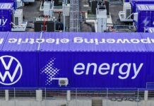 Глобальні продажі електромобілів уповільнюються, автовиробники переходять до накопичувачів енергії