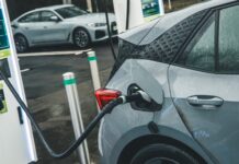 Уряд Великобританії збільшує фінансування зарядних станцій для електромобілів на підприємствах