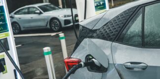 Правительство Великобритании увеличивает финансирование зарядных станций для электромобилей на предприятиях