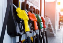 I conducenti scaricano benzina premium quando i prezzi mordono