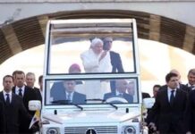 Папа Франциск та історія папамобіля: від «Жуків» до броньованих Mercedes