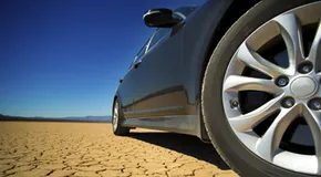 Waarom zwarte auto’s heter zijn dan witte auto’s: wetenschap en oplossingen