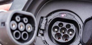 Jak naładować samochód elektryczny: przewodnik po gniazdkach i stacjach ładowania