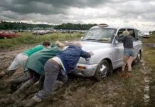 Установка буксирувального гака для брудних ділянок та застряглих автомобілів